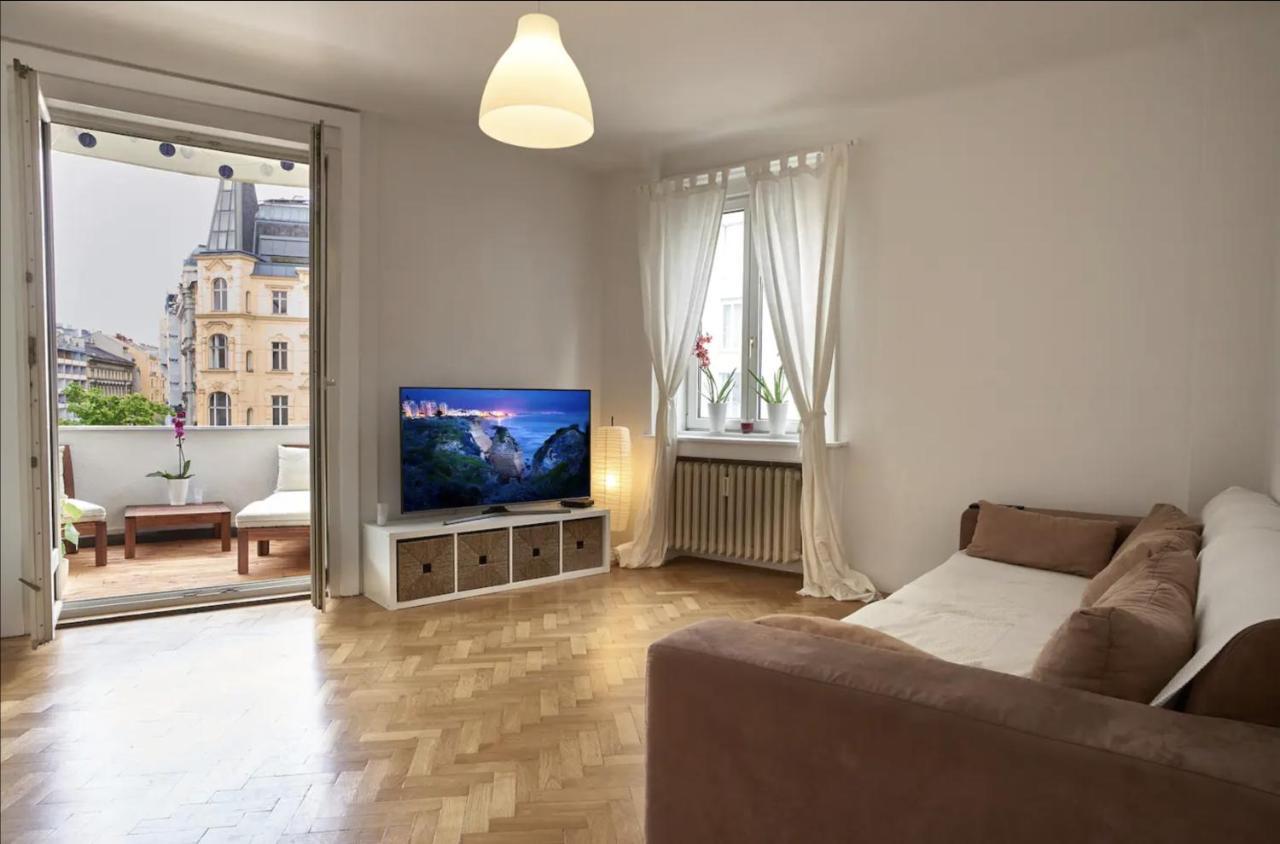 Balcony Oasis Operastreet * Viena